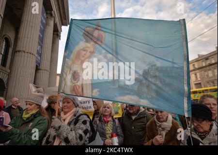 Die Demonstranten halten ein Bild der „Muttergottes“ während einer „Rosenkranzkundgebung“ vor dem GPO in der O'Connell Street, am 39. Tag der landesweiten Sperre der Stufe 5. Am Samstag, den 28. November 2020, in Dublin, Irland. (Foto von Artur Widak/NurPhoto) Stockfoto