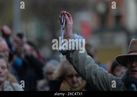 Menschen, die den Rosery während einer „Rosenkranzkundgebung“ vor dem GPO in der O'Connell Street, am 39. Tag der landesweiten Stufe-5-Sperre, sagen. Am Samstag, den 28. November 2020, in Dublin, Irland. (Foto von Artur Widak/NurPhoto) Stockfoto