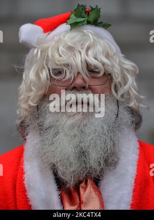 Ein Mann, der als Weihnachtsmann gekleidet ist, nimmt an der Rosenkranzkundgebung vor dem GPO in der O'Connell Street Teil, am 39. Tag der landesweiten Sperre der Stufe 5. Am Samstag, den 28. November 2020, in Dublin, Irland. (Foto von Artur Widak/NurPhoto) Stockfoto