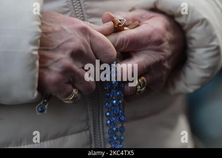 Ein Protestler, der während einer „Rosenkranzkundgebung“ vor dem GPO in der O'Connell Street, am 39. Tag der landesweiten Stufe-5-Sperre, die Rosery sagte. Am Samstag, den 28. November 2020, in Dublin, Irland. (Foto von Artur Widak/NurPhoto) Stockfoto