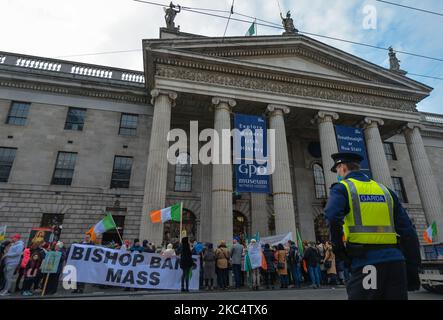 Die „Rosenkranzkundgebung“ vor dem GPO in der O'Connell Street, am 39. Tag der landesweiten Level 5-Sperre. Am Samstag, den 28. November 2020, in Dublin, Irland. (Foto von Artur Widak/NurPhoto) Stockfoto