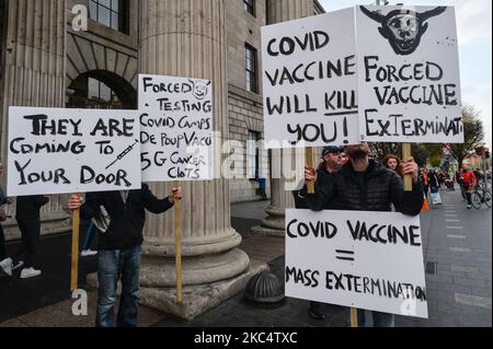 Anti-Lockdown-Aktivisten während einer „Rosenkranz-Kundgebung“ vor dem GPO in der O'Connell Street, am 39. Tag der landesweiten Level-5-Sperre. Am Samstag, den 28. November 2020, in Dublin, Irland. (Foto von Artur Widak/NurPhoto) Stockfoto