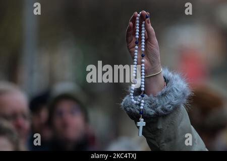 Menschen, die den Rosery während einer „Rosenkranzkundgebung“ vor dem GPO in der O'Connell Street, am 39. Tag der landesweiten Stufe-5-Sperre, sagen. Am Samstag, den 28. November 2020, in Dublin, Irland. (Foto von Artur Widak/NurPhoto) Stockfoto