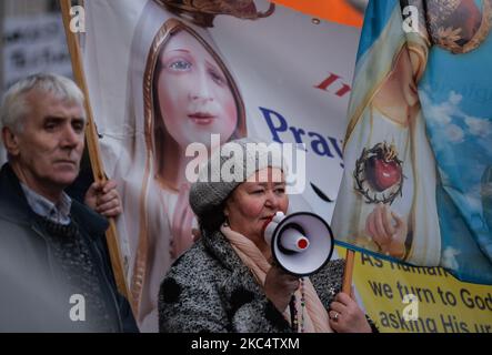 Menschen, die den Rosery während einer „Rosenkranzkundgebung“ vor dem GPO in der O'Connell Street, am 39. Tag der landesweiten Stufe-5-Sperre, sagen. Am Samstag, den 28. November 2020, in Dublin, Irland. (Foto von Artur Widak/NurPhoto) Stockfoto