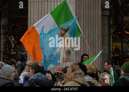 Die „Rosenkranzkundgebung“ vor dem GPO in der O'Connell Street, am 39. Tag der landesweiten Level 5-Sperre. Am Samstag, den 28. November 2020, in Dublin, Irland. (Foto von Artur Widak/NurPhoto) Stockfoto