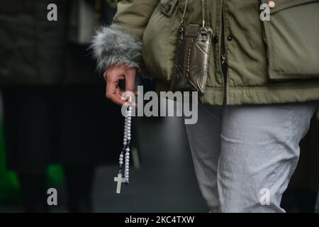 Ein Protestler, der während einer „Rosenkranzkundgebung“ vor dem GPO in der O'Connell Street, am 39. Tag der landesweiten Stufe-5-Sperre, die Rosery sagte. Am Samstag, den 28. November 2020, in Dublin, Irland. (Foto von Artur Widak/NurPhoto) Stockfoto