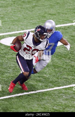 Houston Texans starke Sicherheit Justin Reid (20) spielt den Ball, nachdem er den Fang gemacht hat, während er vom Detroit Lions Wide Receiver Marvin Hall (17) während der zweiten Hälfte eines NFL-Fußballspiels zwischen den Houston Texans und den Detroit Lions in Detroit, Michigan, USA, am Donnerstag, 26. November 2020, verfolgt wurde. (Foto von Amy Lemus/NurPhoto) Stockfoto