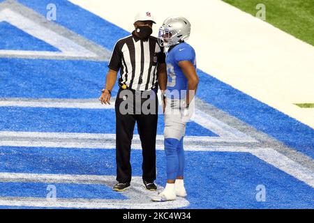 Der Schiedsrichter Shawn Smith (14) bespricht einen Anruf mit dem Detroit Lions Wide Receiver Jamal Agnew (39) während der zweiten Hälfte eines NFL-Fußballspiels zwischen den Houston Texans und den Detroit Lions in Detroit, Michigan, USA, am Donnerstag, den 26. November 2020. (Foto von Amy Lemus/NurPhoto) Stockfoto