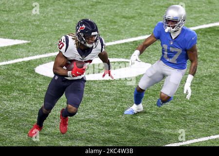 Houston Texans starke Sicherheit Justin Reid (20) spielt den Ball, nachdem er den Fang gemacht hat, während er vom Detroit Lions Wide Receiver Marvin Hall (17) während der zweiten Hälfte eines NFL-Fußballspiels zwischen den Houston Texans und den Detroit Lions in Detroit, Michigan, USA, am Donnerstag, 26. November 2020, verfolgt wurde. (Foto von Amy Lemus/NurPhoto) Stockfoto