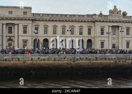 Mitglieder und Unterstützer der irischen Freiheitspartei während einer Anti-Impfungs- und Anti-Lockdown-Kundgebung vor dem Zollhaus am 39. Tag der landesweiten Level-5-Sperre. Am Samstag, den 28. November 2020, in Dublin, Irland. (Foto von Artur Widak/NurPhoto) Stockfoto