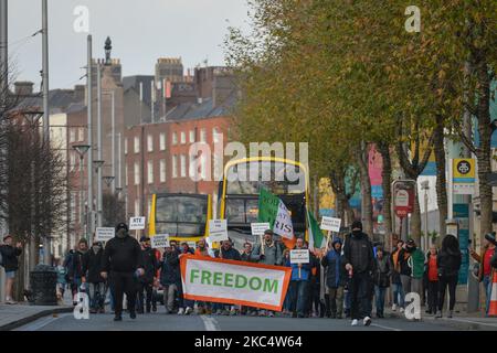 Freedom Health Ireland Demonstranten tragen während eines Anti-Lockdown-Protests auf der O'Connell Street ein „Freedom“-Banner, während sie sich der Anti-Impfungs- und Anti-Lockdown-Kundgebung der irischen Freedom Party am 39. Tag der landesweiten Stufe-5-Sperre anschließen. Am Samstag, den 28. November 2020, in Dublin, Irland. (Foto von Artur Widak/NurPhoto) Stockfoto