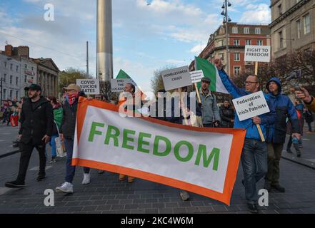 Freedom Health Ireland Demonstranten tragen während eines Anti-Lockdown-Protests auf der O'Connell Street ein „Freedom“-Banner, während sie sich der Anti-Impfungs- und Anti-Lockdown-Kundgebung der irischen Freedom Party am 39. Tag der landesweiten Stufe-5-Sperre anschließen. Am Samstag, den 28. November 2020, in Dublin, Irland. (Foto von Artur Widak/NurPhoto) Stockfoto