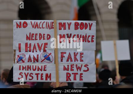 Ein Protestler hält ein Plakat während einer Anti-Impfungs- und Anti-Blockdown-Kundgebung vor dem Zollhaus, am 39. Tag der landesweiten Level-5-Sperre. Am Samstag, den 28. November 2020, in Dublin, Irland. (Foto von Artur Widak/NurPhoto) Stockfoto