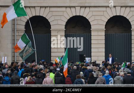 Hermann Kelly, der Präsident der irischen Freiheitlichen Partei, spricht während einer Anti-Impfungs- und Anti-Sperrkundgebung am 39. Tag der landesweiten Level-5-Sperre an die Menge. Am Samstag, den 28. November 2020, in Dublin, Irland. (Foto von Artur Widak/NurPhoto) Stockfoto