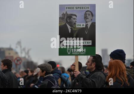 Ein Protestler hält ein Plakat mit der Aufschrift „Redefreiheit in Einem freien Land“ während der Anti-Impfungs- und Anti-Sperrkundgebung der irischen Freiheitlichen Partei am 39. Tag der landesweiten Stufe-5-Sperre. Am Samstag, den 28. November 2020, in Dublin, Irland. (Foto von Artur Widak/NurPhoto) Stockfoto