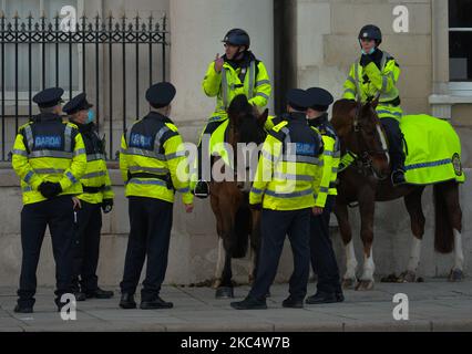 Mitglieder der Garda (Irish Police) wurden während der Anti-Impfungs- und Anti-Lockdown-Kundgebung der Irish Freedom Party am 39. Tag der landesweiten Level 5-Sperre gesehen. Am Samstag, den 28. November 2020, in Dublin, Irland. (Foto von Artur Widak/NurPhoto) Stockfoto