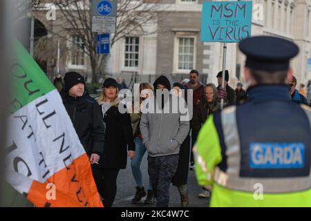 Mitglieder und Unterstützer der irischen Freiheitspartei während einer Anti-Impfungs- und Anti-Lockdown-Kundgebung vor dem Zollhaus am 39. Tag der landesweiten Level-5-Sperre. Am Samstag, den 28. November 2020, in Dublin, Irland. (Foto von Artur Widak/NurPhoto) Stockfoto