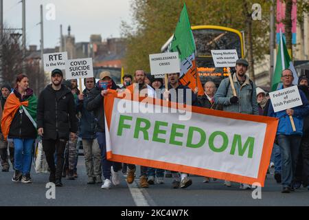 Freedom Health Ireland Demonstranten tragen während eines Anti-Lockdown-Protests auf der O'Connell Street ein „Freedom“-Banner, während sie sich der Anti-Impfungs- und Anti-Lockdown-Kundgebung der irischen Freedom Party am 39. Tag der landesweiten Stufe-5-Sperre anschließen. Am Samstag, den 28. November 2020, in Dublin, Irland. (Foto von Artur Widak/NurPhoto) Stockfoto