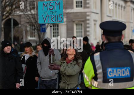 Mitglieder und Unterstützer der irischen Freiheitspartei während einer Anti-Impfungs- und Anti-Lockdown-Kundgebung vor dem Zollhaus am 39. Tag der landesweiten Level-5-Sperre. Am Samstag, den 28. November 2020, in Dublin, Irland. (Foto von Artur Widak/NurPhoto) Stockfoto