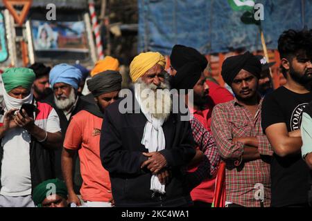 Am 28. November 2020 nehmen Bauern an einem Protest gegen die neuen Agrargesetze des Zentrums an der Grenze zu Singhu in der Nähe von Delhi, Indien, Teil. Bauern aus Punjab, Haryana und anderen Bundesstaaten sollen die Landeshauptstadt im Rahmen ihres „Delhi Chalo“-marschaufrufs über fünf Autobahnen erreichen, die die Stadt verbinden. (Foto von Mayank Makhija/NurPhoto) Stockfoto