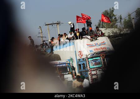 Am 28. November 2020 nehmen Bauern an einem Protest gegen die neuen Agrargesetze des Zentrums an der Grenze zu Singhu in der Nähe von Delhi, Indien, Teil. Bauern aus Punjab, Haryana und anderen Bundesstaaten sollen die Landeshauptstadt im Rahmen ihres „Delhi Chalo“-marschaufrufs über fünf Autobahnen erreichen, die die Stadt verbinden. (Foto von Mayank Makhija/NurPhoto) Stockfoto