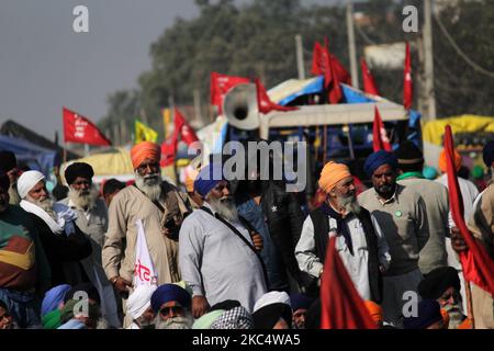 Am 28. November 2020 nehmen Bauern an einem Protest gegen die neuen Agrargesetze des Zentrums an der Grenze zu Singhu in der Nähe von Delhi, Indien, Teil. Bauern aus Punjab, Haryana und anderen Bundesstaaten sollen die Landeshauptstadt im Rahmen ihres „Delhi Chalo“-marschaufrufs über fünf Autobahnen erreichen, die die Stadt verbinden. (Foto von Mayank Makhija/NurPhoto) Stockfoto