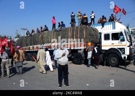 Am 28. November 2020 nehmen Bauern an einem Protest gegen die neuen Agrargesetze des Zentrums an der Grenze zu Singhu in der Nähe von Delhi, Indien, Teil. Bauern aus Punjab, Haryana und anderen Bundesstaaten sollen die Landeshauptstadt im Rahmen ihres „Delhi Chalo“-marschaufrufs über fünf Autobahnen erreichen, die die Stadt verbinden. (Foto von Mayank Makhija/NurPhoto) Stockfoto