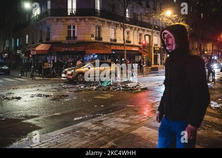 Am späten Abend ist die Rückkehr zur Ruhe allmählich, aber viele Straßen in Paris tragen die Spuren der Zusammenstöße und Brände des Tages am Samstag, dem 28. November 2020, Als mehrere Zehntausende von Menschen am großen Marsch der Freiheiten in Paris teilnahmen, um gegen das Global Security Bill zu protestieren, das die Verbreitung von Bildern von Polizeibeamten in Frankreich und die Verallgemeinerung von Überwachungsmethoden wie Drohnen und Gesichtserkennung verbieten soll. Während die Demonstration friedlich und voller Zeichen und Parolen der Opposition war, brachen am Ende der Demonstration viele Zusammenstöße zwischen den beiden aus Stockfoto