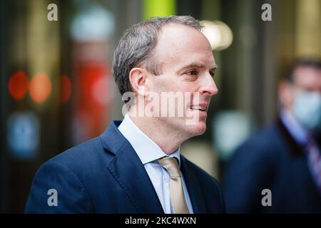 Dominic Raab, Abgeordneter der Konservativen Partei für Esher und Walton, gibt am 29. November 2020 vor dem BBC Broadcasting House in London, England, ein Interview. Raab war in der politischen Interviewsendung „The Andrew Marr Show“ der BBC am Sonntagmorgen erschienen. (Foto von David Cliff/NurPhoto) Stockfoto