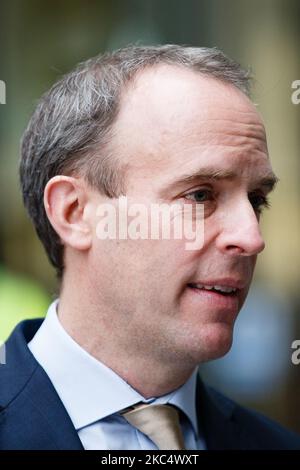 Dominic Raab, Abgeordneter der Konservativen Partei für Esher und Walton, gibt am 29. November 2020 vor dem BBC Broadcasting House in London, England, ein Interview. Raab war in der politischen Interviewsendung „The Andrew Marr Show“ der BBC am Sonntagmorgen erschienen. (Foto von David Cliff/NurPhoto) Stockfoto