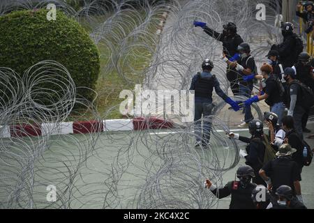 Der regierungsfeindliche thailändische Protestler entfernt Stacheldraht während eines regierungsfeindlichen Protestes am 29. November 2020 im Infanterie-Regiment 11., dem Hauptquartier des Regiments der Königsgarde in Bangkok, Thailand. (Foto von Anusak Laowias/NurPhoto) Stockfoto