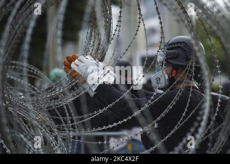 Der regierungsfeindliche thailändische Protestler entfernt Stacheldraht während eines regierungsfeindlichen Protestes am 29. November 2020 im Infanterie-Regiment 11., dem Hauptquartier des Regiments der Königsgarde in Bangkok, Thailand. (Foto von Anusak Laowias/NurPhoto) Stockfoto