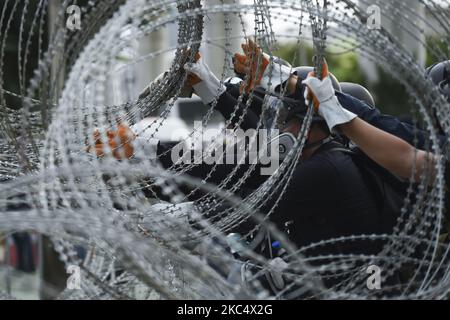 Der regierungsfeindliche thailändische Protestler entfernt Stacheldraht während eines regierungsfeindlichen Protestes am 29. November 2020 im Infanterie-Regiment 11., dem Hauptquartier des Regiments der Königsgarde in Bangkok, Thailand. (Foto von Anusak Laowias/NurPhoto) Stockfoto