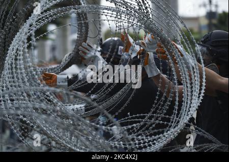 Der regierungsfeindliche thailändische Protestler entfernt Stacheldraht während eines regierungsfeindlichen Protestes am 29. November 2020 im Infanterie-Regiment 11., dem Hauptquartier des Regiments der Königsgarde in Bangkok, Thailand. (Foto von Anusak Laowias/NurPhoto) Stockfoto