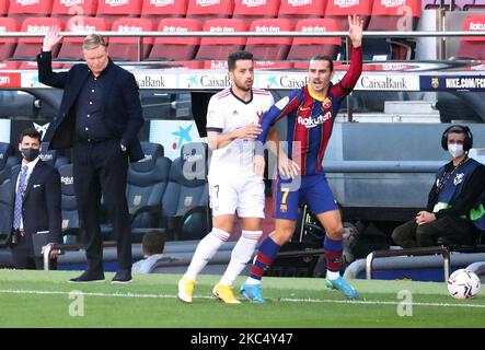 Ronald Koeman und Antoine Griezmann während des Spiels zwischen dem FC Barcelona und CA Osasuna, entsprechend der 11. Woche der Liga Santander, spielten am 29.. November 2020 im Camp Nou Stadium in Barcelona, Spanien. -- (Foto von Urbanandsport/NurPhoto) Stockfoto
