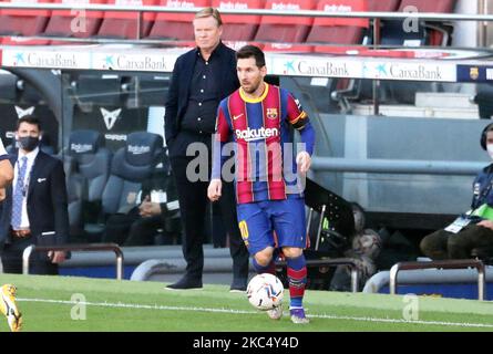 Ronald Koeman und Leo Messi während des Spiels zwischen dem FC Barcelona und CA Osasuna, entsprechend der Woche 11 der Liga Santander, spielten am 29.. November 2020 im Camp Nou Stadium in Barcelona, Spanien. -- (Foto von Urbanandsport/NurPhoto) Stockfoto