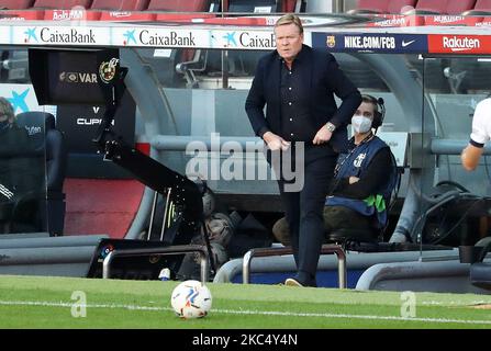 Ronald Koeman während des Spiels zwischen dem FC Barcelona und CA Osasuna, das der Woche 11 der Liga Santander entspricht, spielte am 29.. November 2020 im Camp Nou Stadium in Barcelona, Spanien. -- (Foto von Urbanandsport/NurPhoto) Stockfoto