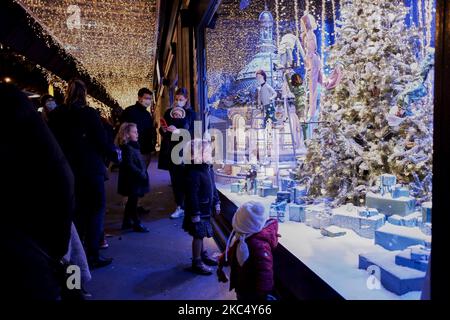 Menschen, die am sonntag, dem 29. november 2020, die berühmte Chrismast-Ausstellung des Printemps-Ladens in Paris beobachten. Am Ende der ersten Woche der Entfindung durften die nicht wesentlichen Geschäfte ihre Türen wieder öffnen. (Foto von Adnan Farzat/NurPhoto) Stockfoto