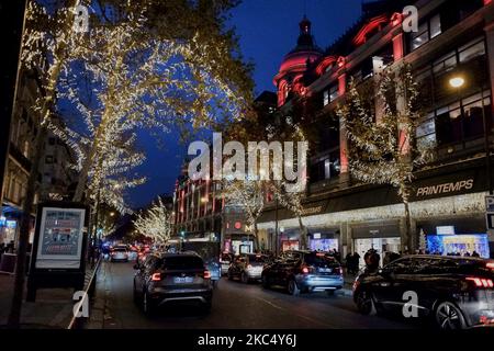 Menschen, die am sonntag, dem 29. november 2020, die berühmte Chrismast-Ausstellung des Printemps-Ladens in Paris beobachten. Am Ende der ersten Woche der Entfindung durften die nicht wesentlichen Geschäfte ihre Türen wieder öffnen. (Foto von Adnan Farzat/NurPhoto) Stockfoto