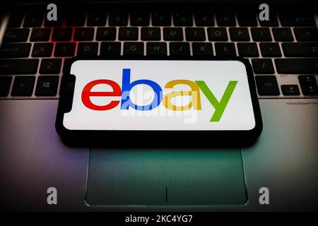 Das eBay-Logo wird auf einem Telefonbildschirm in dieser Abbildung, die am 29. November 2020 in Polen aufgenommen wurde, angezeigt. (Foto-Illustration von Jakub Porzycki/NurPhoto) Stockfoto