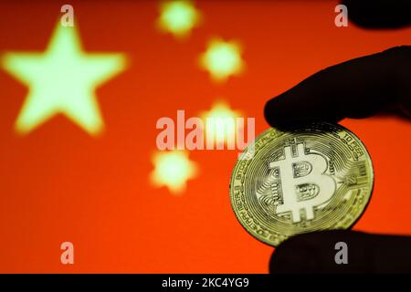 Die Darstellung der Bitcoin-Kryptowährung ist mit chinesischer Flagge im Hintergrund auf diesem Illustrationsfoto zu sehen, das am 29. November 2020 in Polen aufgenommen wurde. (Foto-Illustration von Jakub Porzycki/NurPhoto) Stockfoto