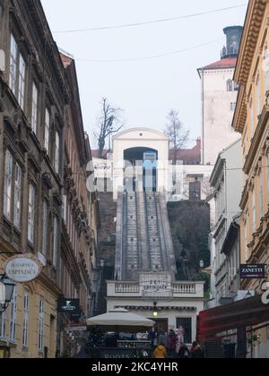 ZAGREB, KROATIEN-4. Januar 2020: Die Zagreb Funicular in der Tomic Street, die Ilica mit der Strossmayer-Promenade im Norden verbindet. Seine 66-Meter-Spur ma Stockfoto