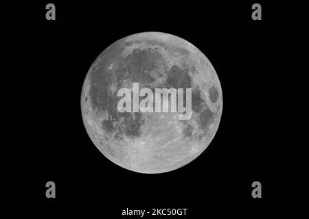 Helle und schöne Vollmondbeleuchtung am dunklen Nachthimmel der traditionell bekannte Beaver Moon, von Eindhoven aus gesehen, einer Stadt auf dem europäischen Festland. Der Mond oder Luna oder Selene ist ein astronomischer Körper, der natürliche Satellit der Erde, der um den Planeten kreist. Eindhoven, Niederlande am 30. November 2020 (Foto von Nicolas Economou/NurPhoto) Stockfoto