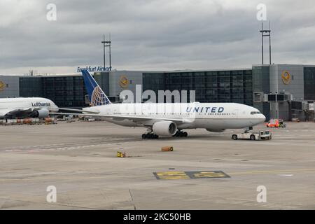 United Airlines Boeing 777-Flugzeuge, wie sie auf dem Frankfurter Flughafen zu sehen waren, schleppten und rollten auf, um einen transatlantischen Flug in die Vereinigten Staaten zu starten. Das Breitkörper-Langstreckenflugzeug hat die Zulassung N226UA und wird von 2x PW-Düsentoiletten angetrieben. UAL UA ist eine große amerikanische Fluggesellschaft mit Hauptsitz in Chicago, Illinois, mit einer Flottengröße von 803 Flugzeugen die drittgrößte Fluggesellschaft der Welt und Mitglied der Star Alliance Aviation Group. Das aktuelle Flugzeug wurde nach dem 19. März 2020 geerdet, als der weltweite Passagierverkehr während der Pandemie des Coronavirus covid-19 mit dem Branchenaufstand zurückging Stockfoto