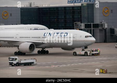 United Airlines Boeing 777-Flugzeuge, wie sie auf dem Frankfurter Flughafen zu sehen waren, schleppten und rollten auf, um einen transatlantischen Flug in die Vereinigten Staaten zu starten. Das Breitkörper-Langstreckenflugzeug hat die Zulassung N226UA und wird von 2x PW-Düsentoiletten angetrieben. UAL UA ist eine große amerikanische Fluggesellschaft mit Hauptsitz in Chicago, Illinois, mit einer Flottengröße von 803 Flugzeugen die drittgrößte Fluggesellschaft der Welt und Mitglied der Star Alliance Aviation Group. Das aktuelle Flugzeug wurde nach dem 19. März 2020 geerdet, als der weltweite Passagierverkehr während der Pandemie des Coronavirus covid-19 mit dem Branchenaufstand zurückging Stockfoto