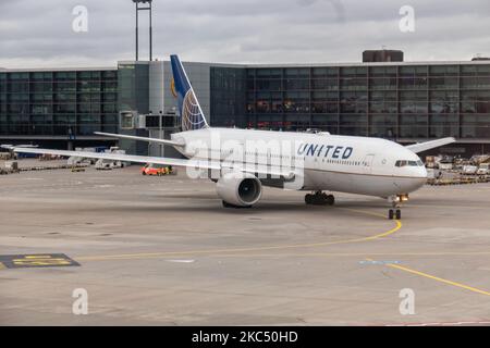 United Airlines Boeing 777-Flugzeuge, wie sie auf dem Frankfurter Flughafen zu sehen waren, schleppten und rollten auf, um einen transatlantischen Flug in die Vereinigten Staaten zu starten. Das Breitkörper-Langstreckenflugzeug hat die Zulassung N226UA und wird von 2x PW-Düsentoiletten angetrieben. UAL UA ist eine große amerikanische Fluggesellschaft mit Hauptsitz in Chicago, Illinois, mit einer Flottengröße von 803 Flugzeugen die drittgrößte Fluggesellschaft der Welt und Mitglied der Star Alliance Aviation Group. Das aktuelle Flugzeug wurde nach dem 19. März 2020 geerdet, als der weltweite Passagierverkehr während der Pandemie des Coronavirus covid-19 mit dem Branchenaufstand zurückging Stockfoto