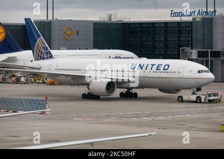 United Airlines Boeing 777-Flugzeuge, wie sie auf dem Frankfurter Flughafen zu sehen waren, schleppten und rollten auf, um einen transatlantischen Flug in die Vereinigten Staaten zu starten. Das Breitkörper-Langstreckenflugzeug hat die Zulassung N226UA und wird von 2x PW-Düsentoiletten angetrieben. UAL UA ist eine große amerikanische Fluggesellschaft mit Hauptsitz in Chicago, Illinois, mit einer Flottengröße von 803 Flugzeugen die drittgrößte Fluggesellschaft der Welt und Mitglied der Star Alliance Aviation Group. Das aktuelle Flugzeug wurde nach dem 19. März 2020 geerdet, als der weltweite Passagierverkehr während der Pandemie des Coronavirus covid-19 mit dem Branchenaufstand zurückging Stockfoto