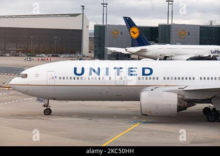 United Airlines Boeing 777-Flugzeuge, wie sie auf dem Frankfurter Flughafen zu sehen waren, schleppten und rollten auf, um einen transatlantischen Flug in die Vereinigten Staaten zu starten. Das Breitkörper-Langstreckenflugzeug hat die Zulassung N226UA und wird von 2x PW-Düsentoiletten angetrieben. UAL UA ist eine große amerikanische Fluggesellschaft mit Hauptsitz in Chicago, Illinois, mit einer Flottengröße von 803 Flugzeugen die drittgrößte Fluggesellschaft der Welt und Mitglied der Star Alliance Aviation Group. Das aktuelle Flugzeug wurde nach dem 19. März 2020 geerdet, als der weltweite Passagierverkehr während der Pandemie des Coronavirus covid-19 mit dem Branchenaufstand zurückging Stockfoto