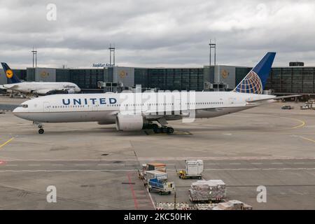 United Airlines Boeing 777-Flugzeuge, wie sie auf dem Frankfurter Flughafen zu sehen waren, schleppten und rollten auf, um einen transatlantischen Flug in die Vereinigten Staaten zu starten. Das Breitkörper-Langstreckenflugzeug hat die Zulassung N226UA und wird von 2x PW-Düsentoiletten angetrieben. UAL UA ist eine große amerikanische Fluggesellschaft mit Hauptsitz in Chicago, Illinois, mit einer Flottengröße von 803 Flugzeugen die drittgrößte Fluggesellschaft der Welt und Mitglied der Star Alliance Aviation Group. Das aktuelle Flugzeug wurde nach dem 19. März 2020 geerdet, als der weltweite Passagierverkehr während der Pandemie des Coronavirus covid-19 mit dem Branchenaufstand zurückging Stockfoto