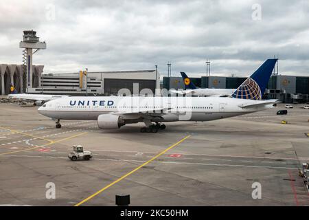 United Airlines Boeing 777-Flugzeuge, wie sie auf dem Frankfurter Flughafen zu sehen waren, schleppten und rollten auf, um einen transatlantischen Flug in die Vereinigten Staaten zu starten. Das Breitkörper-Langstreckenflugzeug hat die Zulassung N226UA und wird von 2x PW-Düsentoiletten angetrieben. UAL UA ist eine große amerikanische Fluggesellschaft mit Hauptsitz in Chicago, Illinois, mit einer Flottengröße von 803 Flugzeugen die drittgrößte Fluggesellschaft der Welt und Mitglied der Star Alliance Aviation Group. Das aktuelle Flugzeug wurde nach dem 19. März 2020 geerdet, als der weltweite Passagierverkehr während der Pandemie des Coronavirus covid-19 mit dem Branchenaufstand zurückging Stockfoto